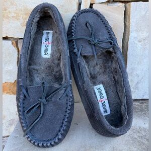 Minnetonka Grey Leather Suede Moccasin Slippers with Faux Fur Lining Sz-9.  X